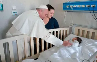 El Papa Francisco visita el Hospital Bambino Gesù. Crédito: Vatican Media