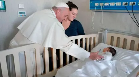 El Papa Francisco visita el Hospital Bambino Gesù.