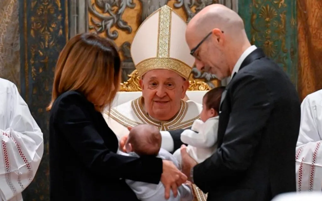 El Papa Francisco con dos de los niños que han recibido el sacramento del Bautismo.?w=200&h=150