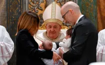 El Papa Francisco con dos de los niños que han recibido el sacramento del Bautismo.