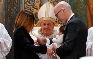 El Papa Francisco con dos de los niños que han recibido el sacramento del Bautismo. Crédito: Vatican Media.