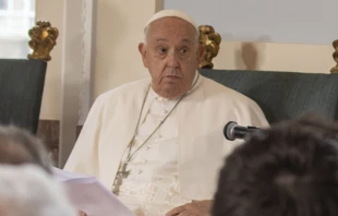 El Papa Francisco durante el encuentro con las autoridades en Bélgica. Crédito: Daniel Ibáñez / EWTN News