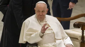 El Papa Francisco afirma que bendecir una unión de tipo homosexual va contra el derecho natural. En la foto el Santo Padre saluda a los fieles en una reciente audiencia general.