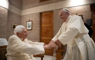El Papa Francisco y Benedicto XVI en el Vaticano. Crédito: Vatican Media