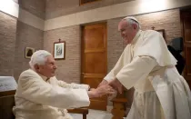 El Papa Francisco y Benedicto XVI en el Vaticano.