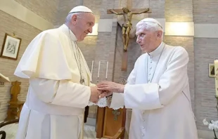 El Papa Francisco y Benedicto XVI. Crédito: Vatican Media.