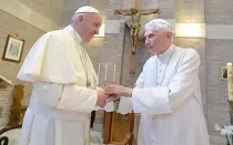 El Papa Francisco y Benedicto XVI.