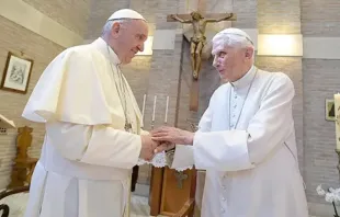 El Papa Francisco y Benedicto XVI. Crédito: Vatican Media.
