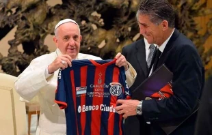 El Papa Francisco recibe una camiseta de su club, el San Lorenzo de Almagro Crédito: Vatican Media