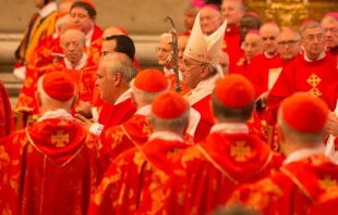 El Papa Francisco rodeado de cardenales en la Basílica de San Pedro en el Vaticano. Crédito: CNA