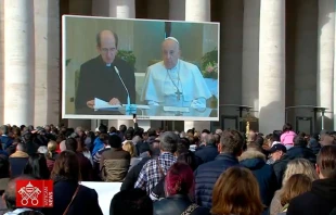 El Papa Francisco dirige el rezo del Ángelus desde la Casa Santa Marta. Crédito: Vatican News (captura de video).