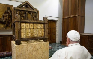 El Papa Francisco y la reliquia de la Cátedra de San Pedro Crédito: Vatican News