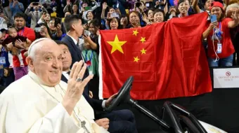 El Papa Francisco saluda en Mongolia, ante un grupo de fieles de China.
