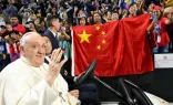El Papa Francisco saluda en Mongolia, ante un grupo de fieles de China.