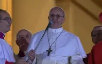 El Papa Francisco se dirige por primera vez a los fieles tras su elección el 13 de marzo de 2013.
