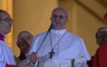 El Papa Francisco se dirige por primera vez a los fieles tras su elección el 13 de marzo de 2013.