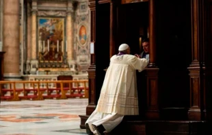 El Papa Francisco se confiesa en la Basílica de San Pedro en el Vaticano. Crédito: Vatican Media