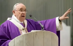 Es falso un mensaje que afirma que el Papa Francisco propuso 11 "ayunos" y 15 "actos de caridad" para reemplazar “el ayuno de carne en Cuaresma”. Crédito: Vatican Media.