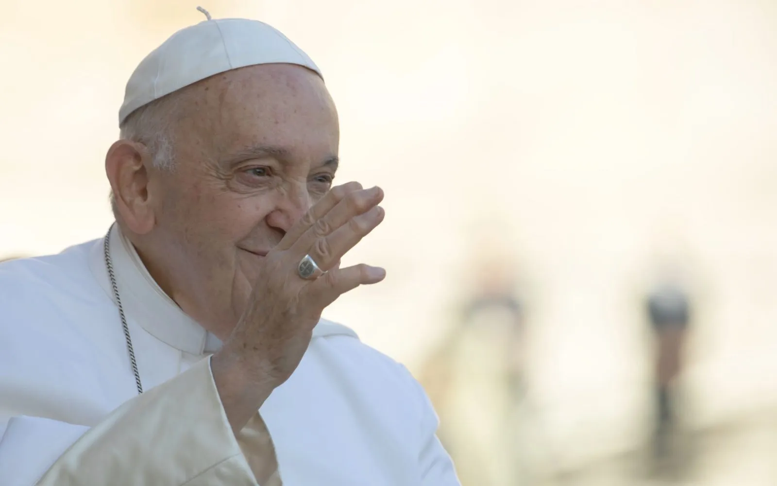El Papa Francisco sonríe durante su audiencia general en la Plaza de San Pedro, el 27 de septiembre de 2023.?w=200&h=150