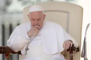 El Papa Francisco en oración en la audiencia general