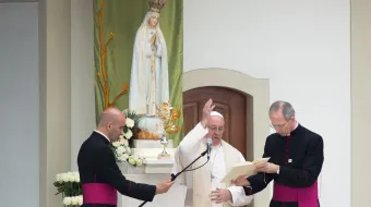 En el Día de la Madre el Papa Francisco confía a las mamás a la protección de María. En la foto el Santo Padre bendice a los fieles en el Santuario de la Virgen de Fátima en Portugal en 2017.