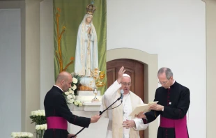En el Día de la Madre el Papa Francisco confía a las mamás a la protección de María. En la foto el Santo Padre bendice a los fieles en el Santuario de la Virgen de Fátima en Portugal en 2017. Crédito: Daniel Ibáñez / ACI Prensa