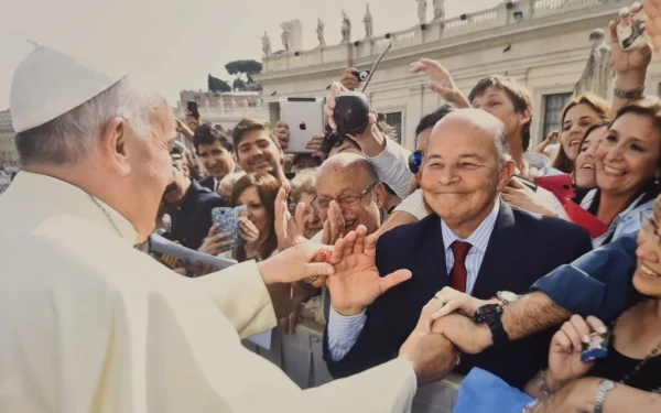Juan Carlos Cordini con el Papa Francisco. Crédito: Obispado Castrense de Argentina