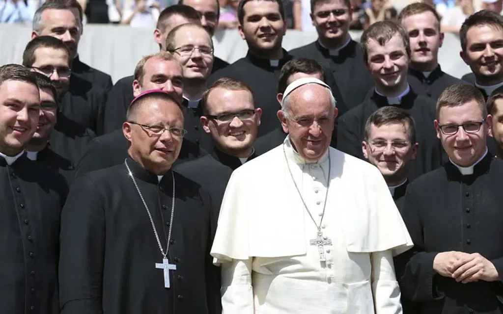 El Papa Francisco nombra 2 subsecretarios para el Dicasterio del Clero en el Vaticano. En la imagen, el Santo Padre está acompañado de sacerdotes y seminaristas.?w=200&h=150