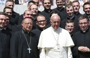 El Papa Francisco nombra 2 subsecretarios para el Dicasterio del Clero en el Vaticano. En la imagen, el Santo Padre está acompañado de sacerdotes y seminaristas. Crédito: Daniel Ibáñez / ACI Prensa