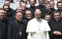 El Papa Francisco nombra 2 subsecretarios para el Dicasterio del Clero en el Vaticano. En la imagen, el Santo Padre está acompañado de sacerdotes y seminaristas.