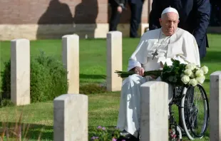 Antes de la Misa, el Papa Francisco recorrió las tumbas de los soldados en el Cementerio de Guerra de Roma, donde rezó y dejó una ofrenda floral Crédito: Vatican Media
