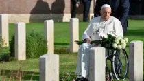 Antes de la Misa, el Papa Francisco recorrió las tumbas de los soldados en el Cementerio de Guerra de Roma, donde rezó y dejó una ofrenda floral