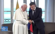 Papa Francisco y Emmanuel Macron.