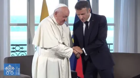 Papa Francisco y Emmanuel Macron.