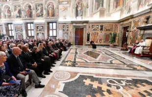 Papa Francisco y participantes del Encuentro Mundial sobre la Fraternidad Humana, este 11 de mayo en el Vaticano. Crédito: Vatican Media.