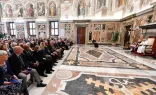 Papa Francisco y participantes del Encuentro Mundial sobre la Fraternidad Humana, este 11 de mayo en el Vaticano.