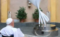 El Papa Francisco bendice a escultura del proyecto "Plazas por la paz" en el Vaticano