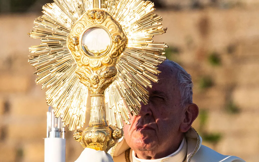 El Papa Francisco sostiene el Santísimo Sacramento?w=200&h=150