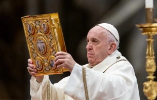 El Papa Francisco sostiene el Evangeliario durante la Misa de Epifanía en la Basílica de San Pedro, el 6 de enero de 2020. Crédito: Daniel Ibáñez / EWTN News.