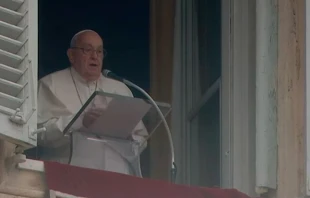 El Papa Francisco durante el rezo del Ángelus este domingo 5 de enero de 2025, en medio de la lluvia y el frío del invierno romano. Crédito: EWTN / ACI Prensa.