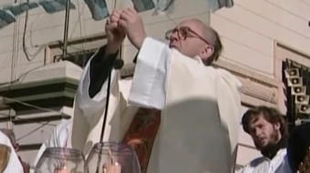 El Papa Francisco, cuando era Arzobispo de Buenos Aires, celebrando Misa en una villa miseria.