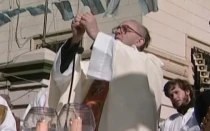 El Papa Francisco, cuando era Arzobispo de Buenos Aires, celebrando Misa en una villa miseria.