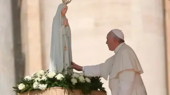 El Papa Francisco ante la imagen de la Virgen de Fátima.