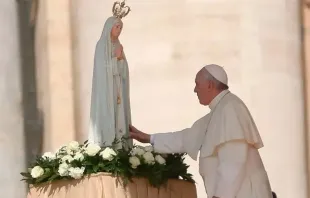 El Papa Francisco ante la imagen de la Virgen de Fátima. Crédito: Daniel Ibáñez (ACI)