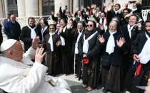 Papa Francisco con un grupo de religiosas en el Vaticano