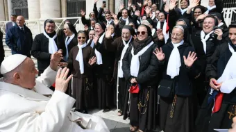 Papa Francisco con un grupo de religiosas en el Vaticano