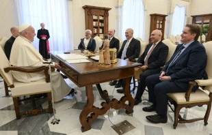 El Papa Francisco con representantes de Israel y Palestina Crédito: Vatican Media
