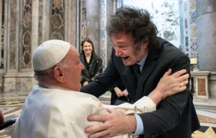 El Papa Francisco saluda a Javier Milei en la Basílica de San Pedro en el Vaticano en el marco de la canonización de Mama Antula, la primera santa mujer de Argentina. Crédito: Vatican Media.