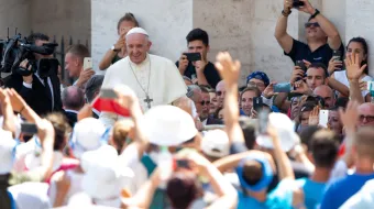 El Papa Francisco durante un encuentro con jóvenes en la Plaza de San Pedro en el Vaticano.