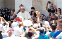 El Papa Francisco durante un encuentro con jóvenes en la Plaza de San Pedro en el Vaticano.
